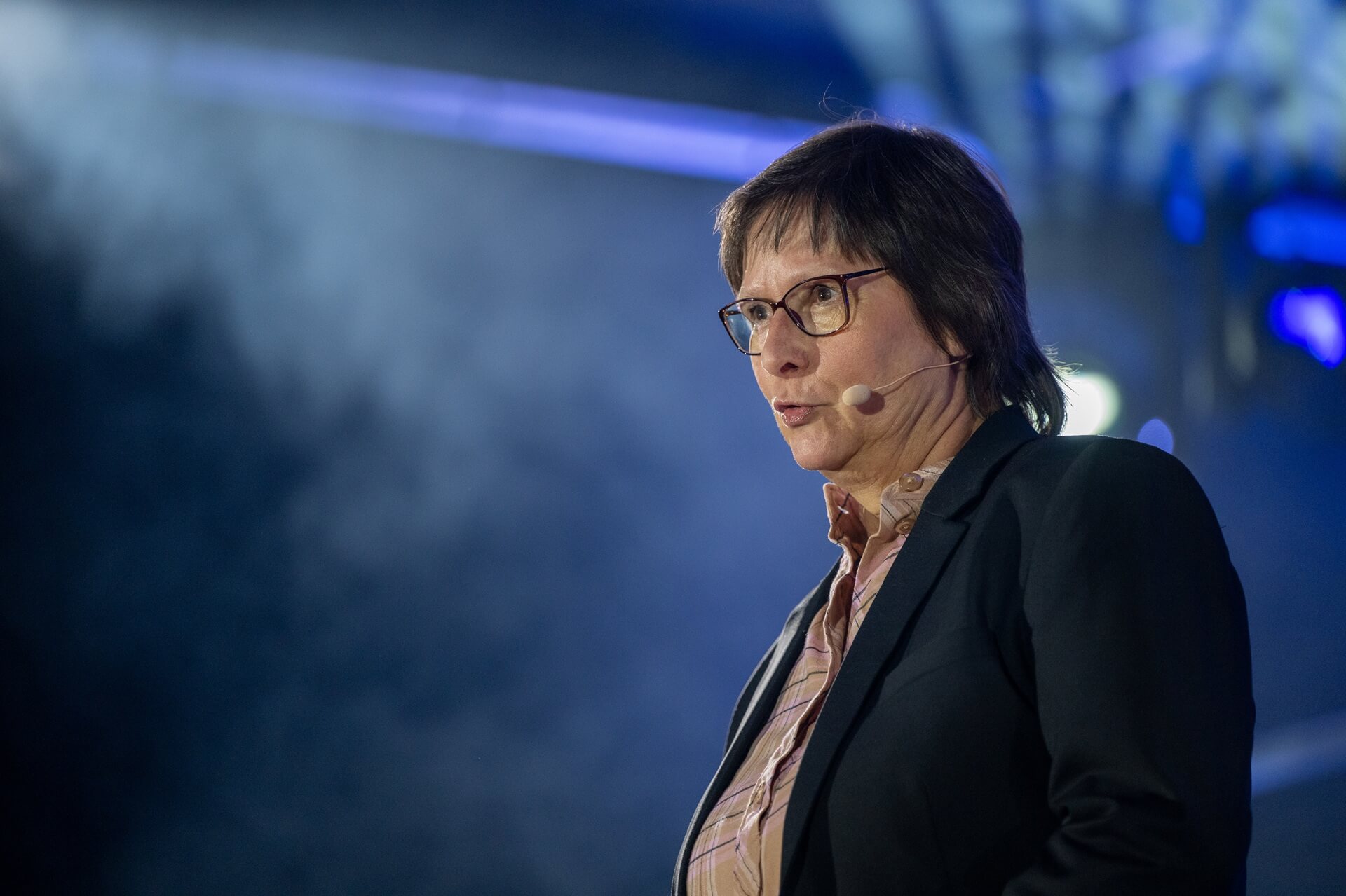 Petra Borchardt als Speakerin auf der Bühne während eines Live-Vortrags über mentale Gesundheit und Ernährung.