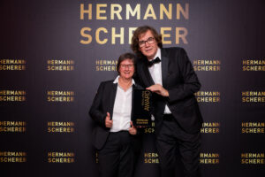 Petra Borchardt erhält einen Excellence Award beim Speaker Slam von Hermann Scherer.