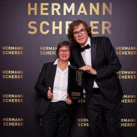 Petra Borchardt erhält einen Excellence Award beim Speaker Slam von Hermann Scherer.