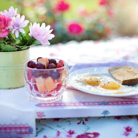 Achtsames Frühstück im Garten Ein liebevoll gedeckter Frühstückstisch im Grünen – ein Moment der Ruhe vor dem ersten Bissen.